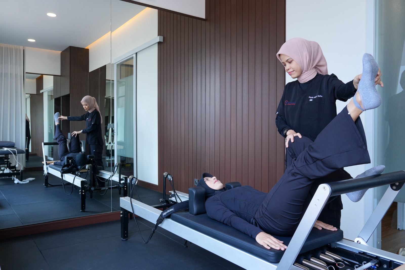 Resepsionis Reviver Physiotherapy & Spinal Rehab PIK 2